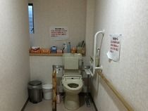 居室内には最新式の温水洗浄便座を完備している。自立支援のための手すりや非常呼び出しブザーが付いている。