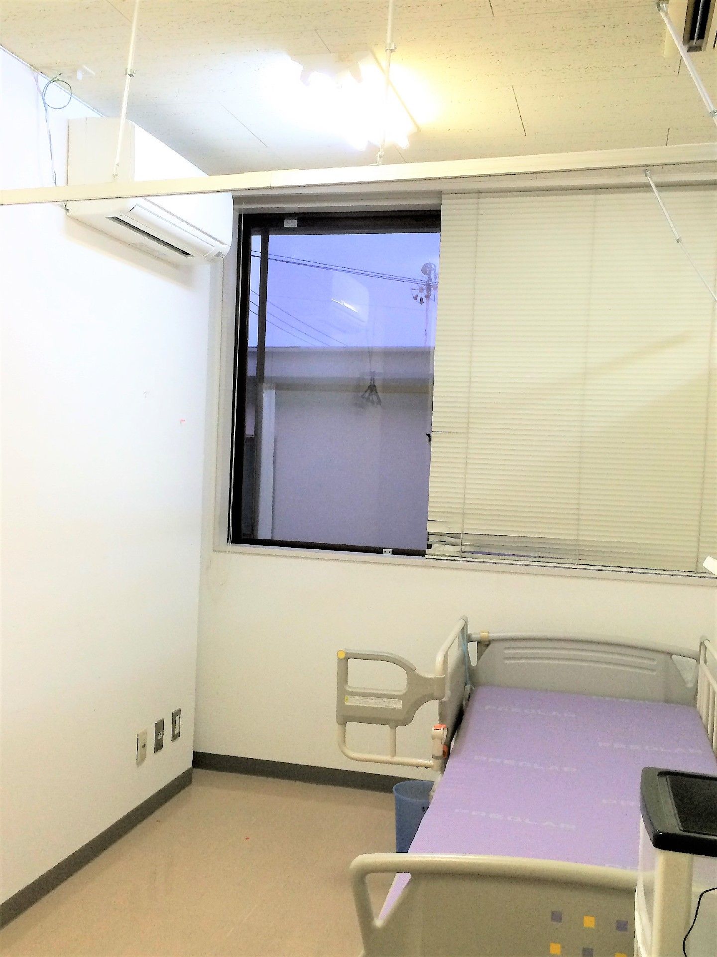 居室内の床は段差のないバリアフリー仕様なので、車椅子をご利用の方でもストレスなく移動していただける。