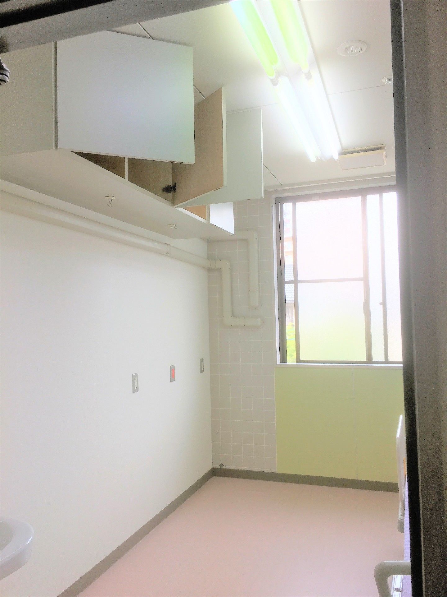 日当たりのよい明るい居室である。上部に収納棚が完備されているので、タンスを持ち込む必要がなく便利である。
