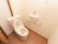 清潔感のあるトイレには、手すりや呼び出しボタンが取り付けられ入居者様が安全に使用できるようになっている。