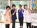 窓の前に4人のスタッフが並んで立っており、笑顔でピースをしている。エプロンをしているスタッフが2人いる。