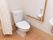 トイレには壁がなくオープンになっている。入居者様が使用する際はカーテンにより目隠しすることが可能である。
