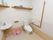 トイレの天井側には木製のカウンターが設置されている。トイレットペーパーなどの用品類を置くことが可能である。