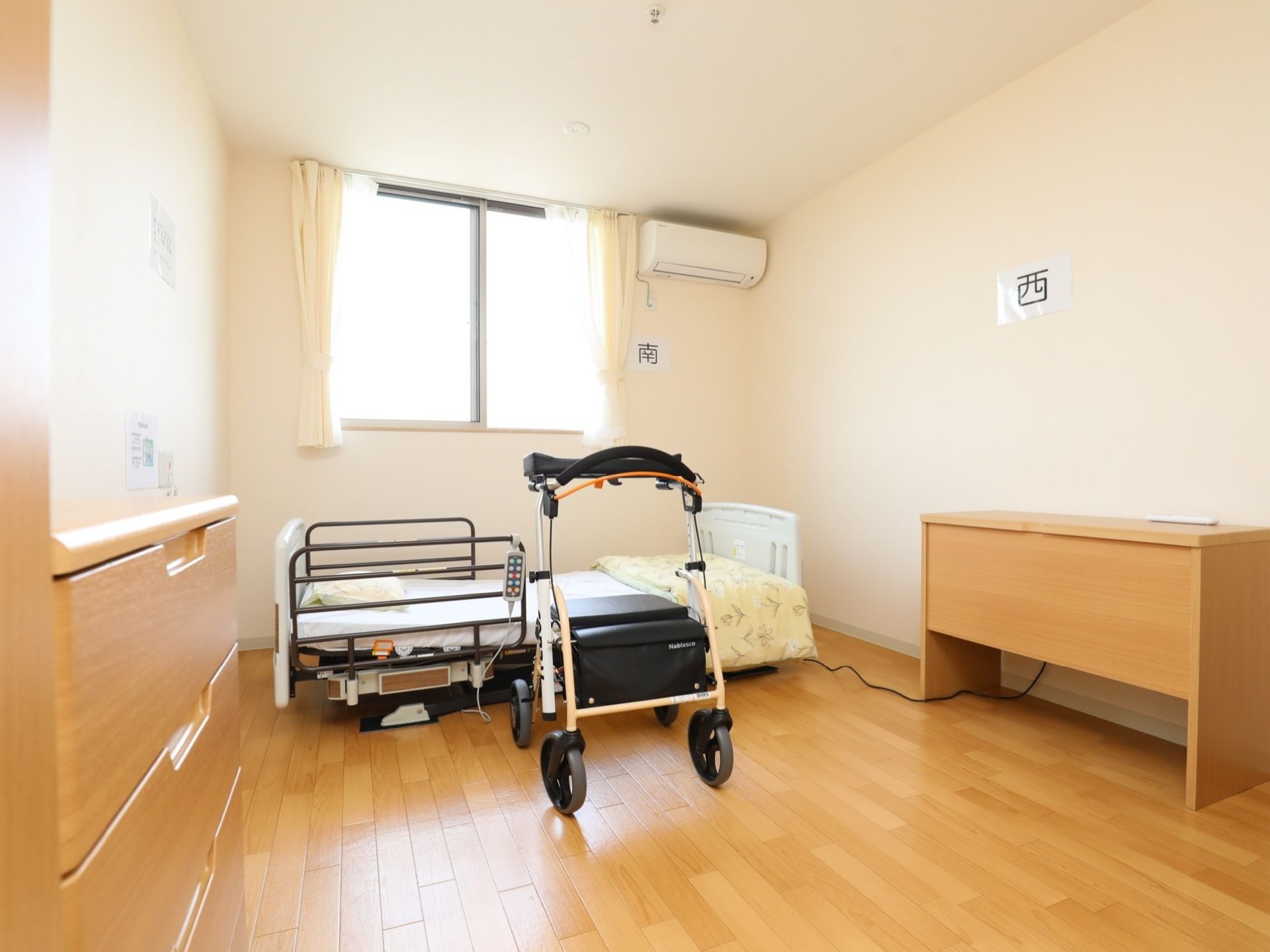 南向きの窓があり、採光が良い。リクライニング式のベッドやエアコン、たんすや机など、一通りの設備が整っている。