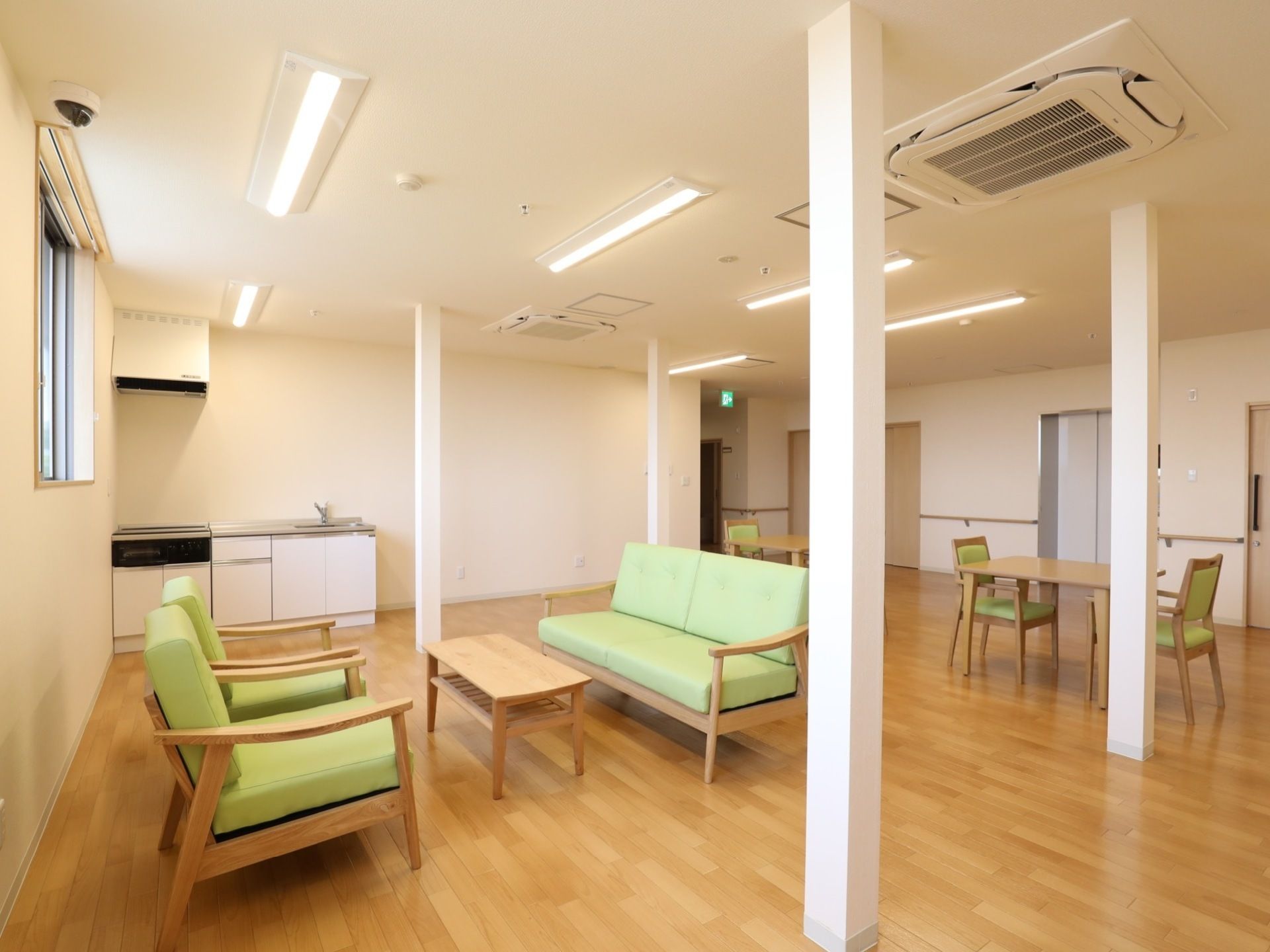 広々とした板の間に、テーブルセットやソファが間隔を取って配置された部屋