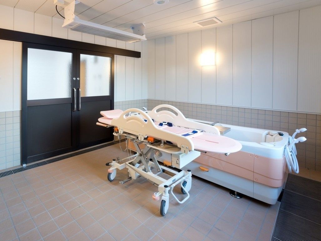 入居者様の介護度に応じた入浴介助ができる体制があり、寝たままの姿勢でお湯にゆったりとつかっていただける機械浴槽も設置している。