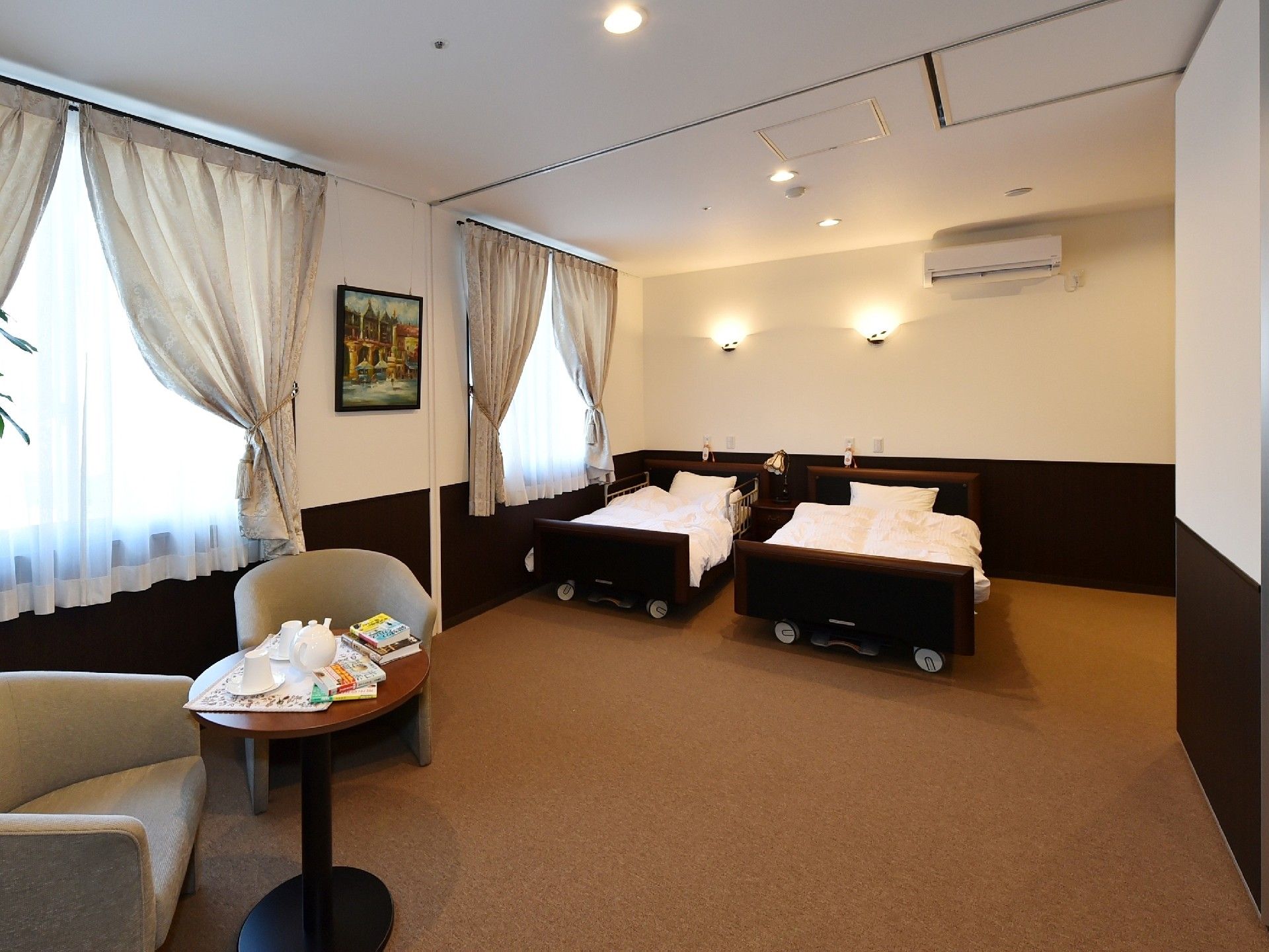 高級感のある内装がホテルのような印象の夫婦部屋。日々の生活にゆとりと充実をもたらす快適な住環境である。