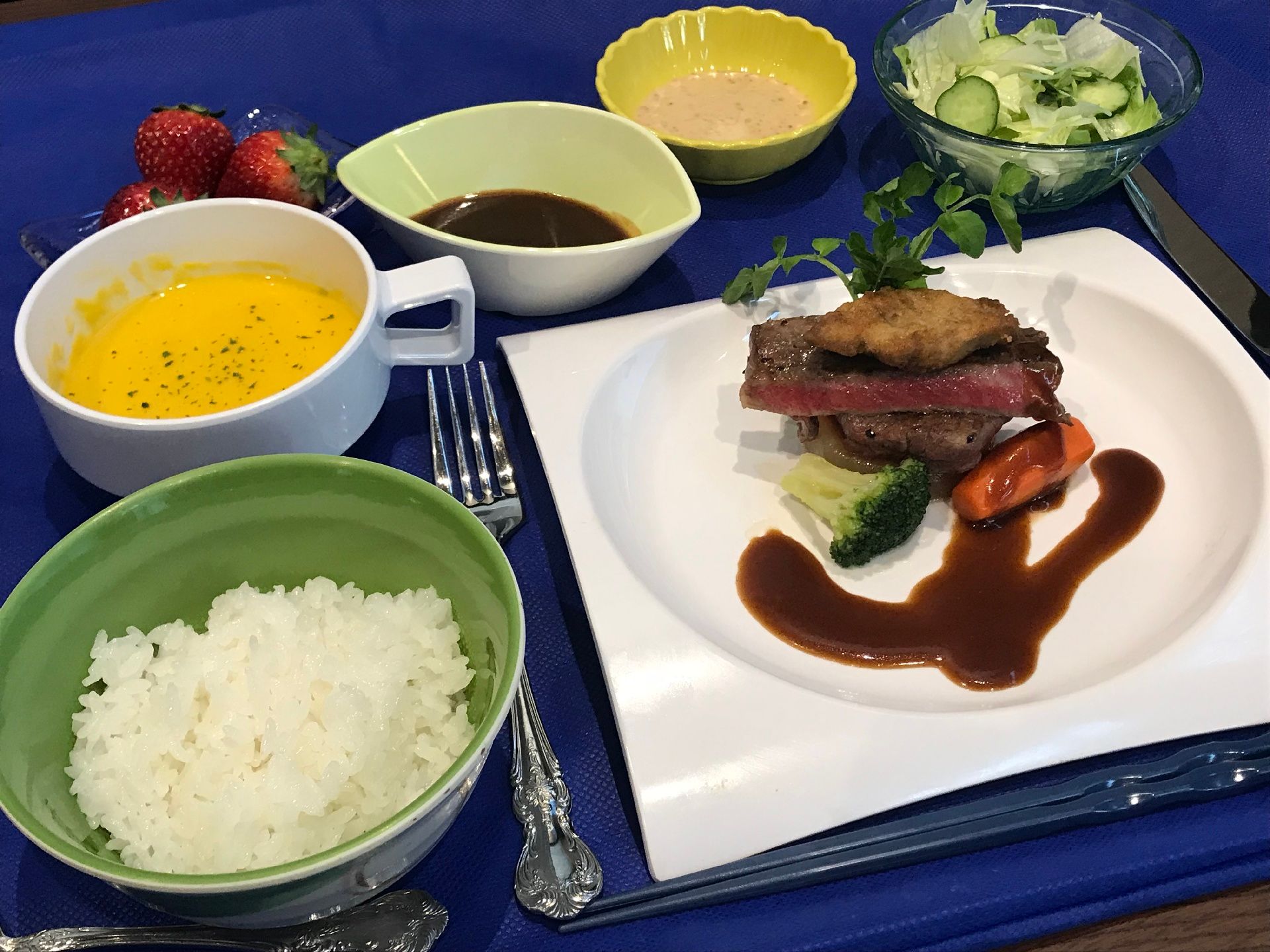 当施設の食事はホテルと同等に盛り付けや味付けにもこだわっており、総合的に質の高いメニューをご提供している。