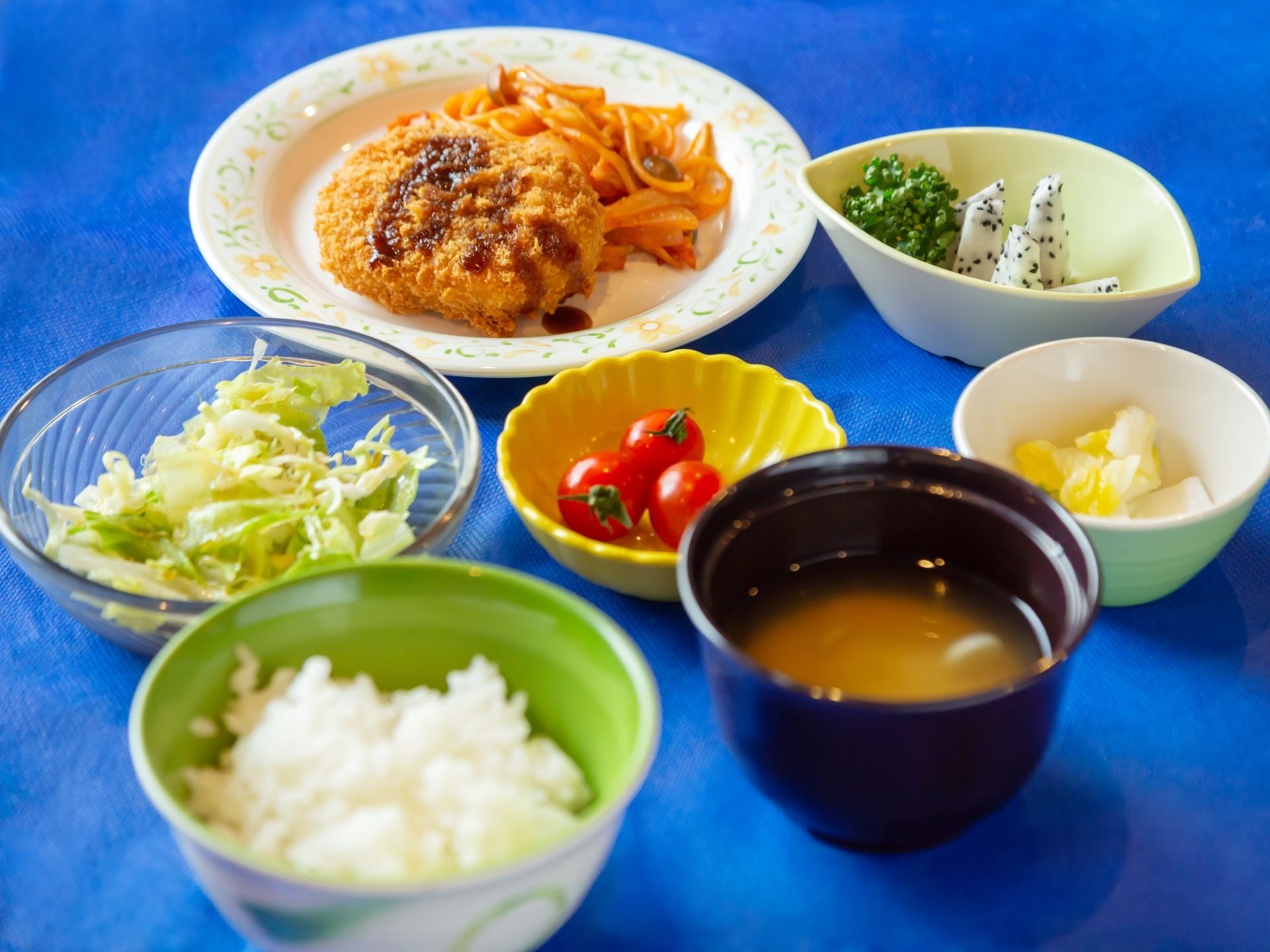 食事の一例。ボリュームのあるおかずの他にご飯や汁物、サラダやデザートもついており、種類豊富なメニューである。