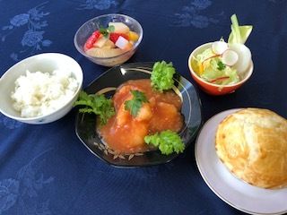 エビチリをメインに、数種類のおかずやご飯が並ぶ食卓