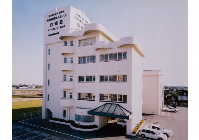 白い建物の外観