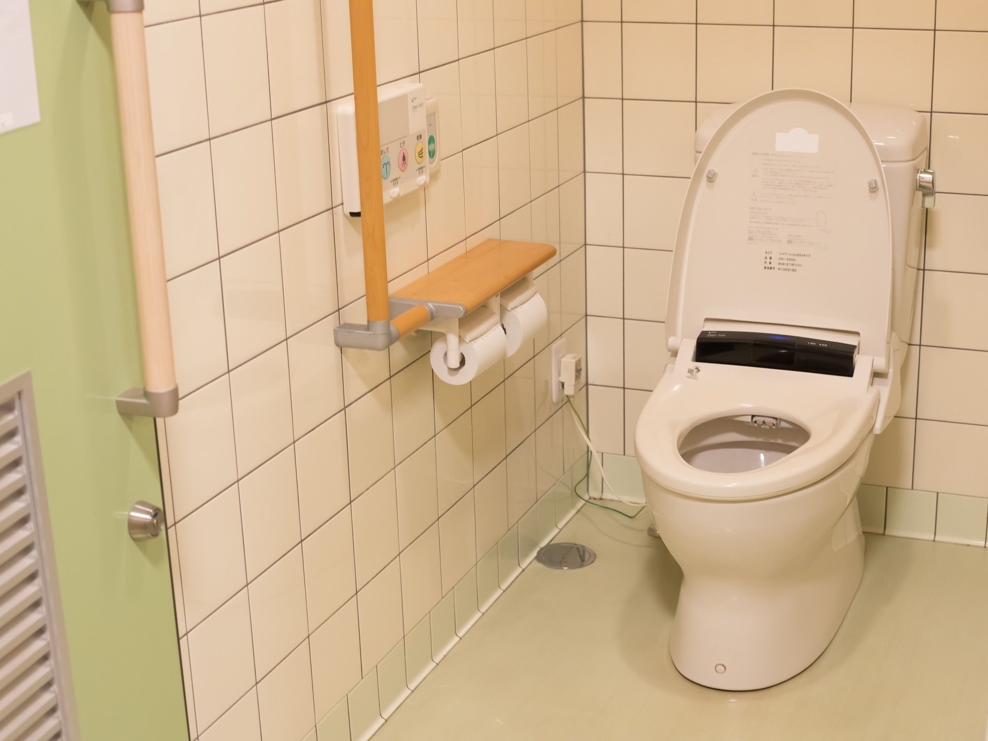 トイレは広さにゆとりがあり、車椅子をご利用の方でも窮屈さを感じない。壁面のタイルは綺麗に輝いており、清潔さを感じられる。