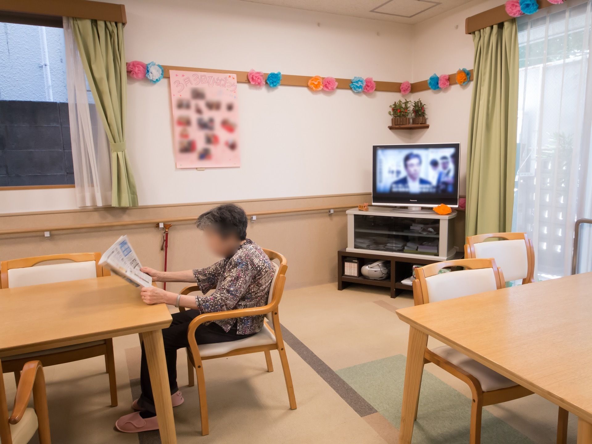 共有スペースには、折り紙やイベントの様子が飾られており、にぎやかである。テレビも置かれており、椅子に座りながらくつろぐことができる。