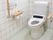 清潔なトイレは、タイルが輝いている。手すりも手入れが行き届いており、清潔さが保たれている。ナースコールや押しボタン式洗浄機もついている。
