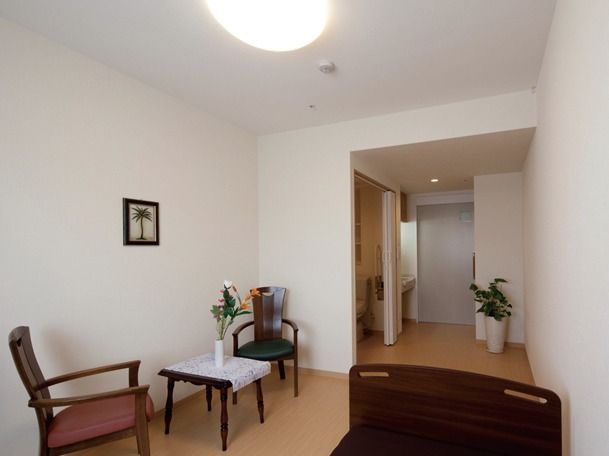 白と茶色を基調とした洋風な造りの部屋である。整然とされており、シンプルで生活のしやすい環境になっている。