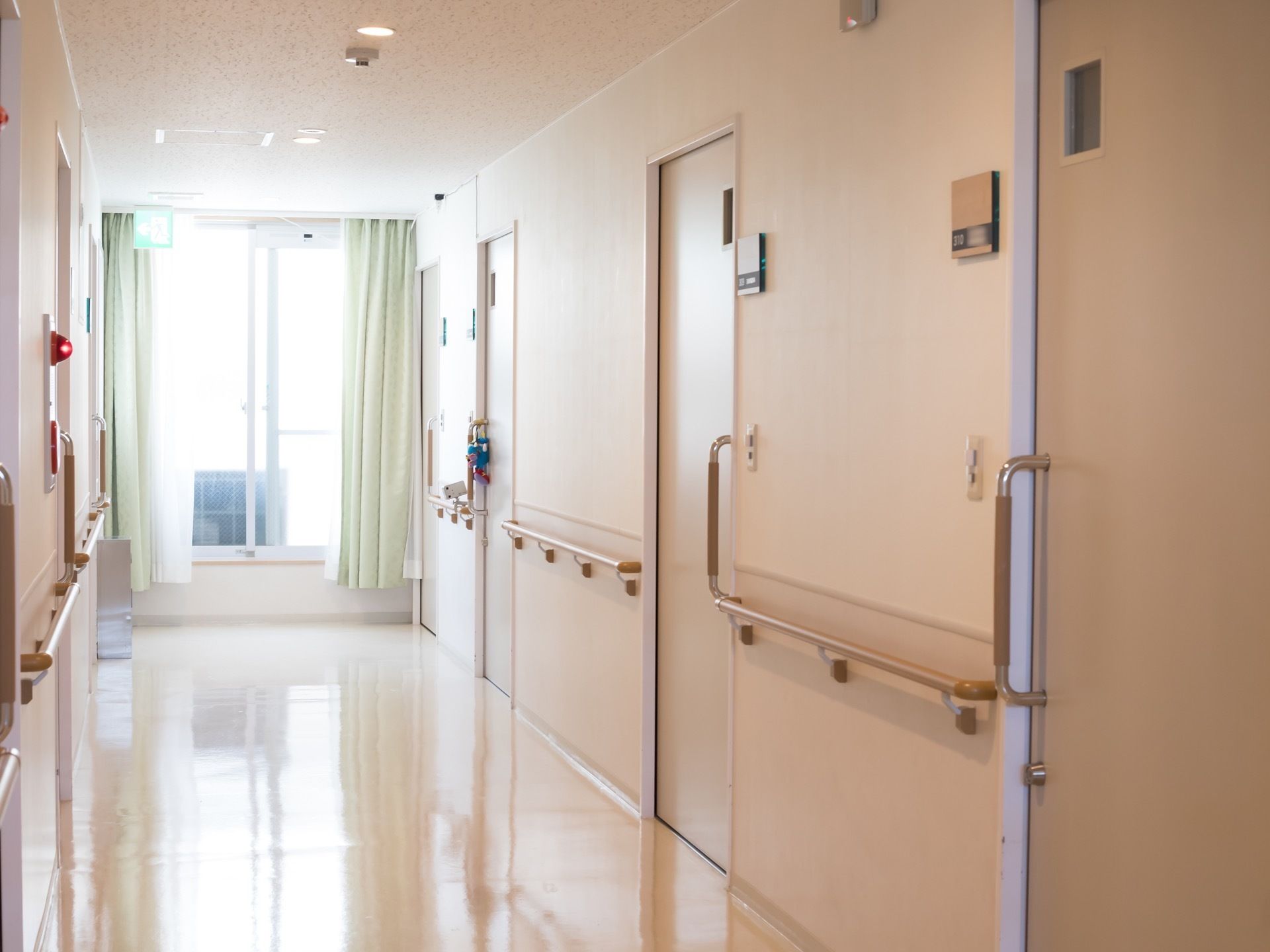 部屋のドアが横スライド式で、壁には手すりが付いている。大きな窓があり、廊下の幅も広く確保されているので開放感がある。
