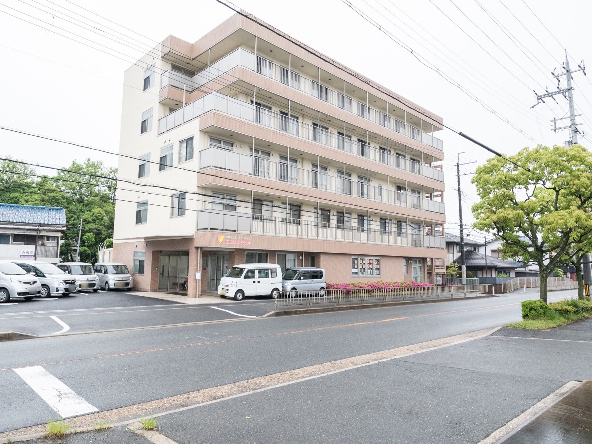 施設は５階建ての大きな建物である。前には駐車場があり、多くの車を停めることができる。大きな道路に面しておりアクセスが良い立地である。
