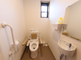 介護施設内のトイレと洗面スペース