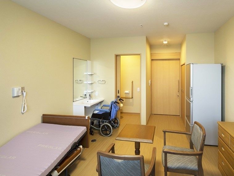 タンスや冷蔵庫など生活家電を置いてもゆとりのある居室