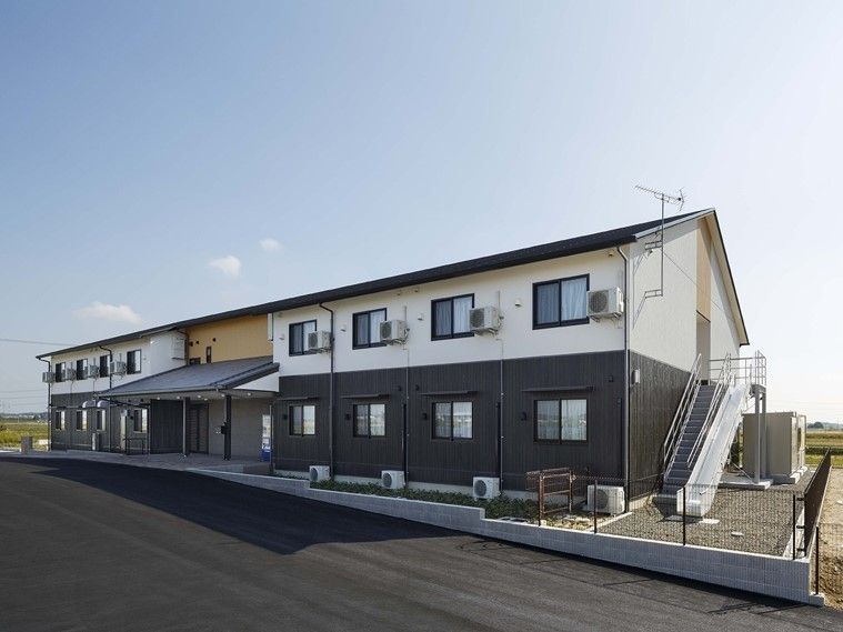 周りには建物もなく広々としており、白と黒を基調とした落ち着いた施設外観