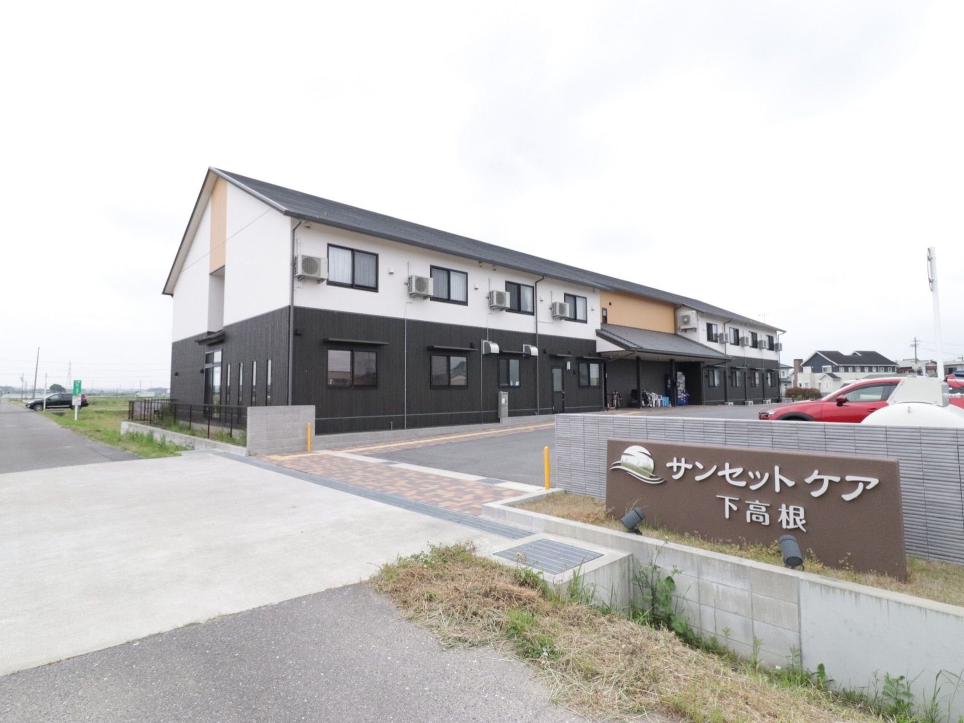 二階建てで、白と黒のモダンな建物になっている。玄関前に広く駐車スペースが取られているので、来訪者様は短い移動で建物内に入れる。