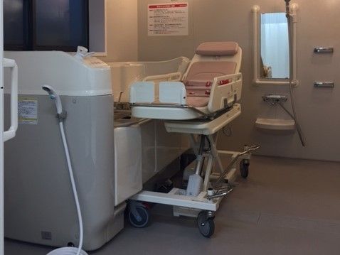 手すりだけでなく機械浴槽を完備しているので、要介護の方でも入浴する際の負担を大きく軽減することができる。