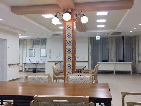 リビングダイニングは広々としているので車椅子でも移動しやすい。また椅子とテーブルが設置されており、入居者様同士で交流を深められる。
