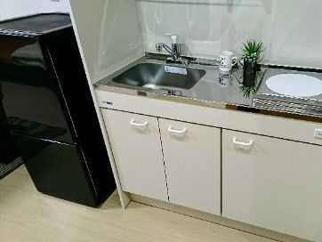 キッチンには流し台とIHヒーター、収納スペースがある他、冷蔵庫も完備されており調理しやすい環境が整えられている。
