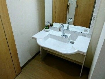 洗面所は広々としたスペースであり車椅子で入ることも可能。きちんと清潔に保たれているため快適に利用することができる。