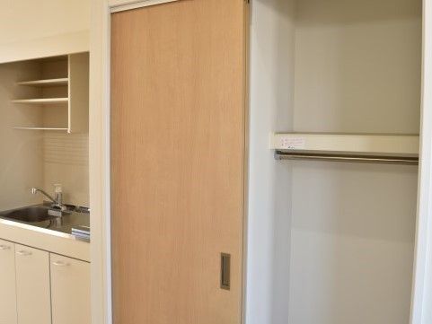 入居者様の荷物をしまうことができるように、大容量の収納家具を用意している。そのため荷物が多い方も安心。