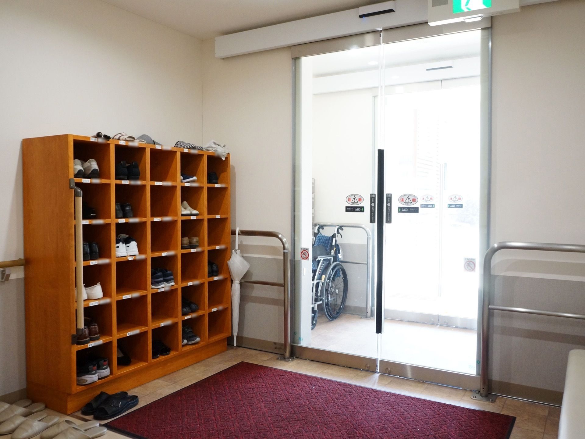 入口はガラス製の扉である。扉は中央部に手を近づけると開く構造だ。玄関から通路に上がる部分には段差がない。