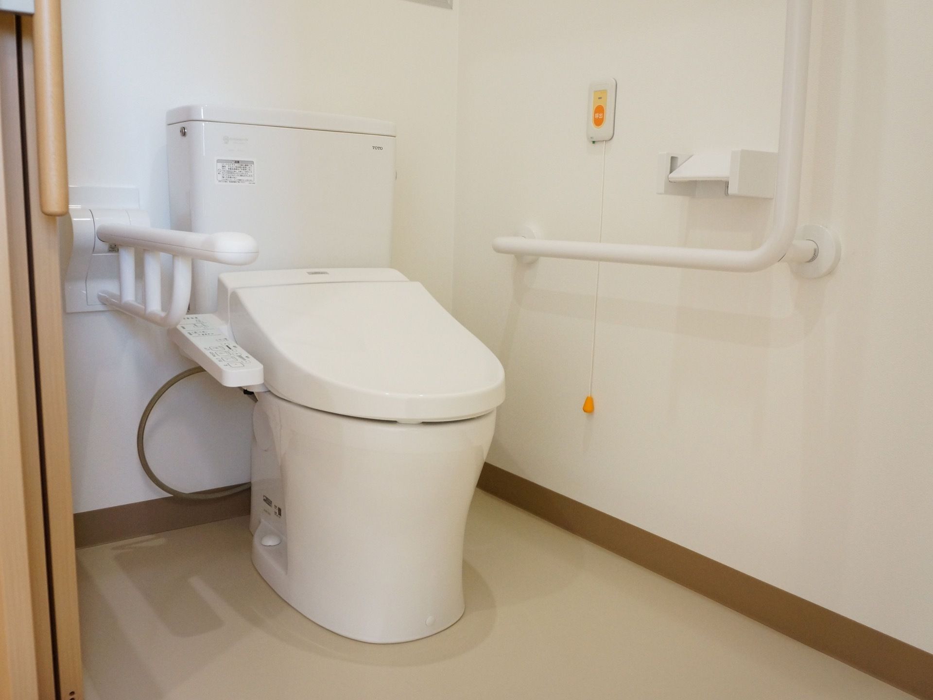 このトイレの特徴は、両サイドに手すりが付いていることである。両手の力を使って立ち上がることができる。