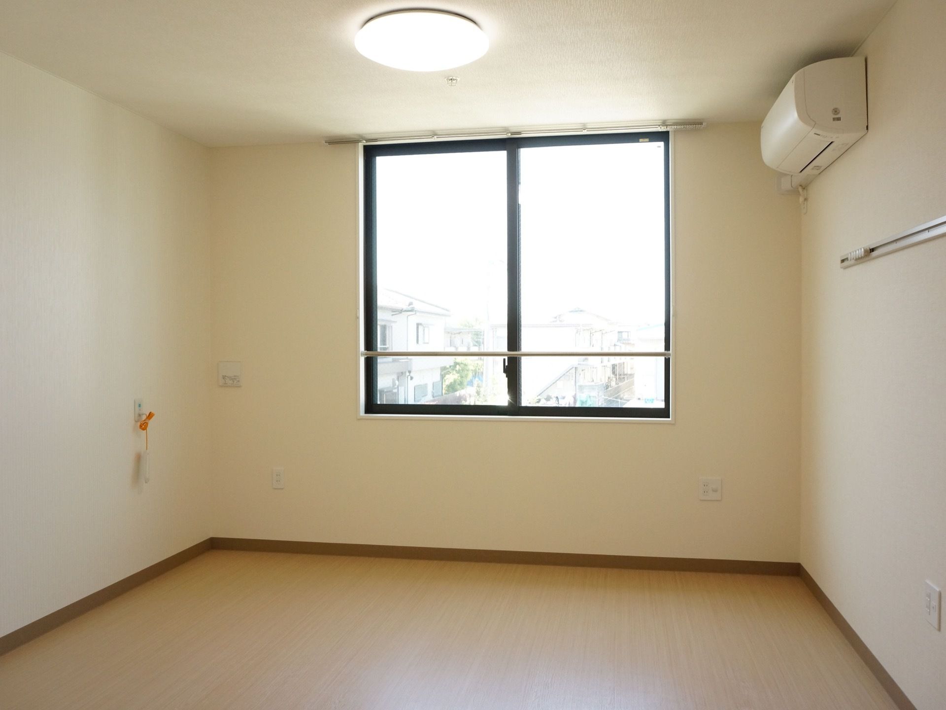 個室には大きな窓があり、光が差し込んでいる。部屋にはエアコンが備え付けられており、暑い日も寒い日も温度管理ができ安心である。