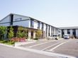 当施設の建物は白と黒中心のおしゃれな造りで、外の花壇には緑が多く、色鮮やかな花も咲いている。心の癒しとなる空間を作っている。