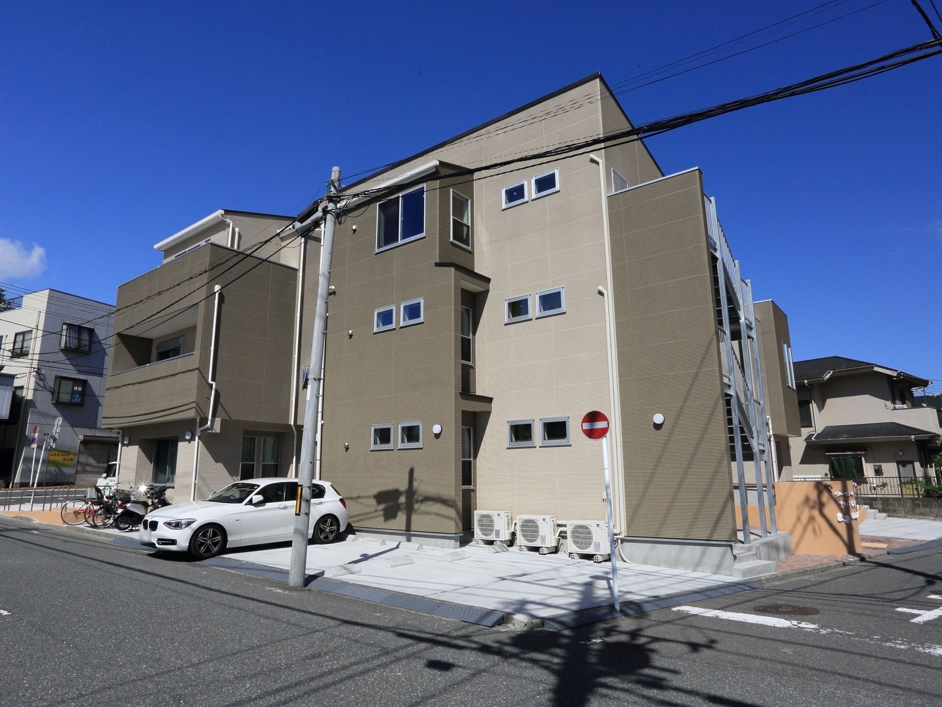 ２面が道路に面した敷地に立地している、３階建ての施設外観