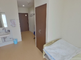 明るく清潔な個室の居住空間