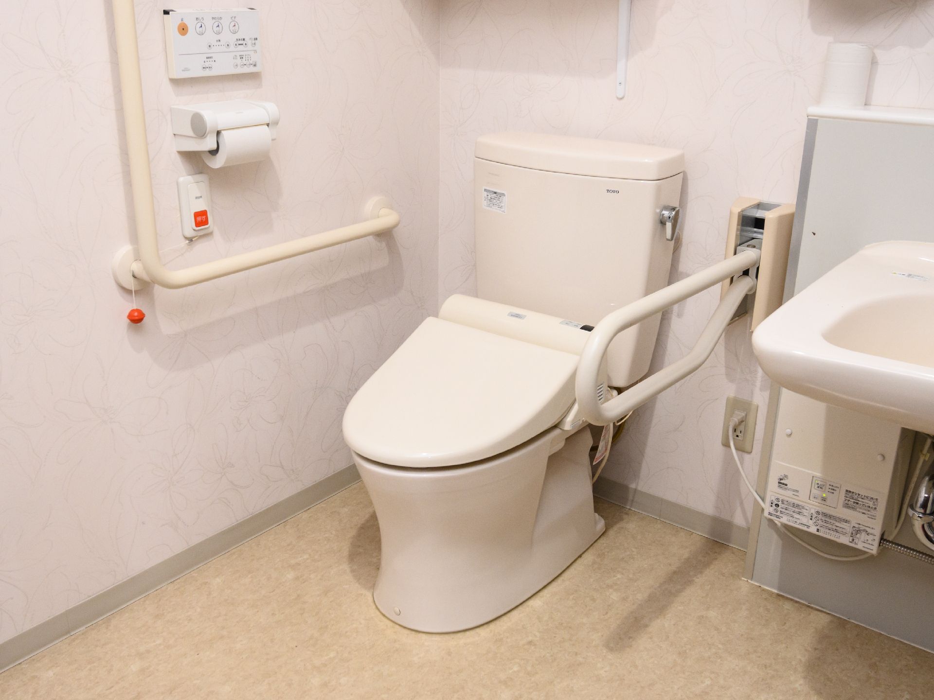 両サイドに手すりを備えており、車椅子の方にも適した高さの洗面所を備えております。
