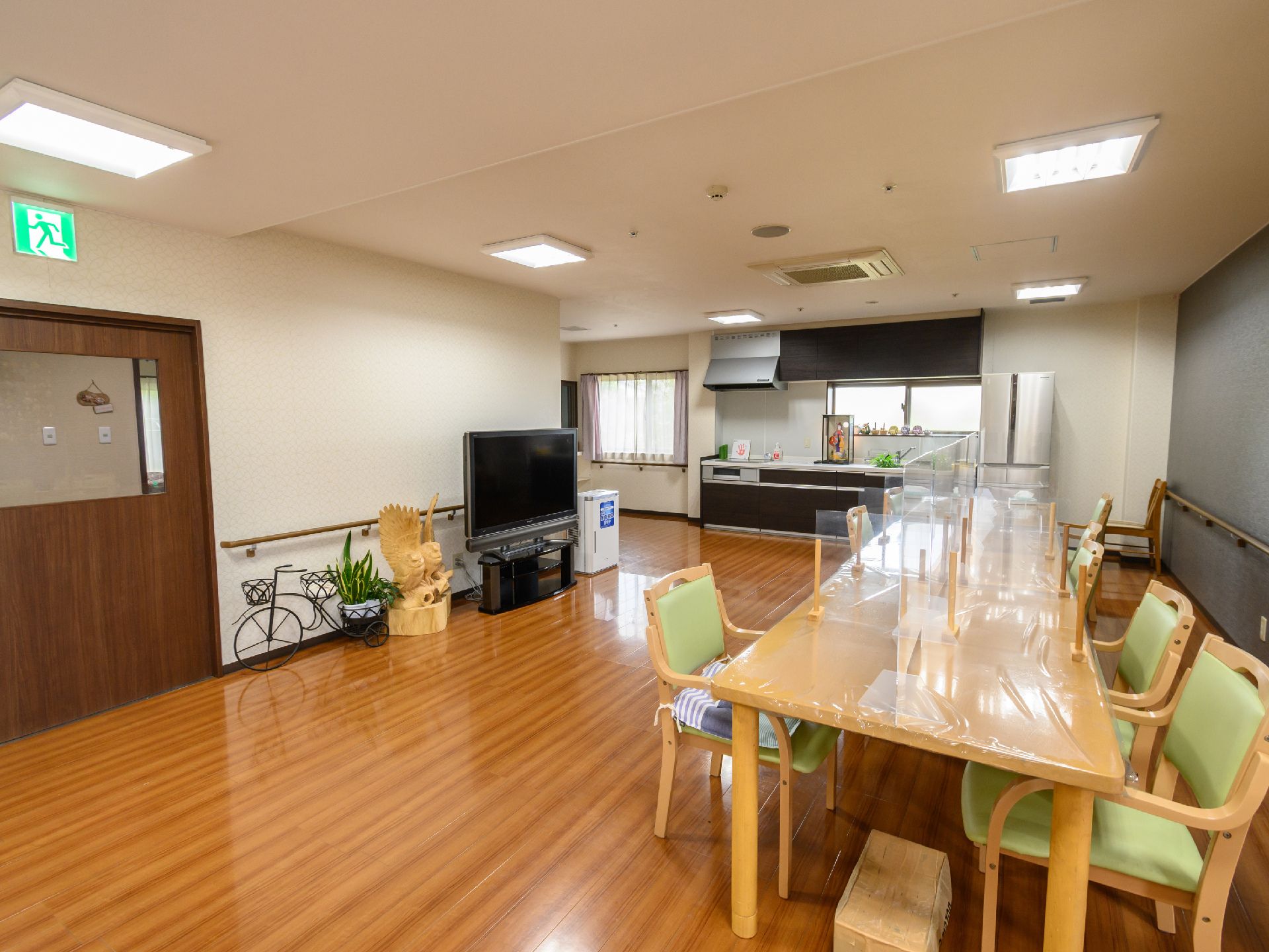 広いフローリングには、大型テレビや机椅子が設置されている。