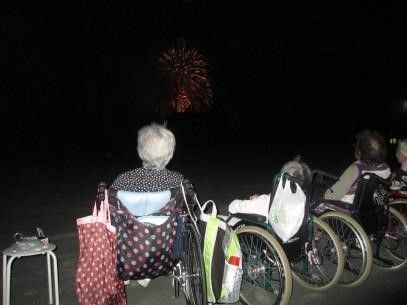 夜空を華やかに飾る花火は夏の風物詩である。皆でワイワイと花火観賞をお楽しみいただける。季節のイベントも豊富にご用意している。