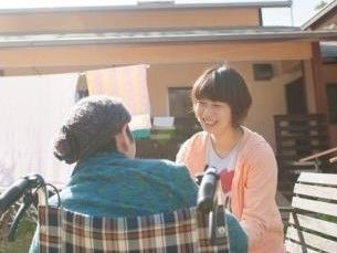 天気の良い日には、屋外で日光浴をお楽しみいただけるひと時も設けている。自宅と同じような生活を送れる環境を整えている。