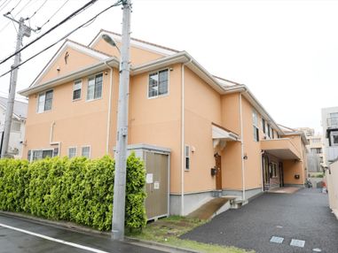 アパートのような外観の二階建ての施設。近辺は閑静な住宅街になっており、穏やかな毎日を過ごすことができる。