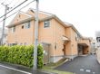 アパートのような外観の二階建ての施設。近辺は閑静な住宅街になっており、穏やかな毎日を過ごすことができる。