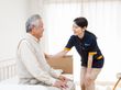 笑顔で会話する二人の様子
