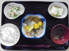 ご飯とお吸い物に、主菜と２皿の副菜が添えられている。館内の厨房で作られた、できたての食事が提供されている。