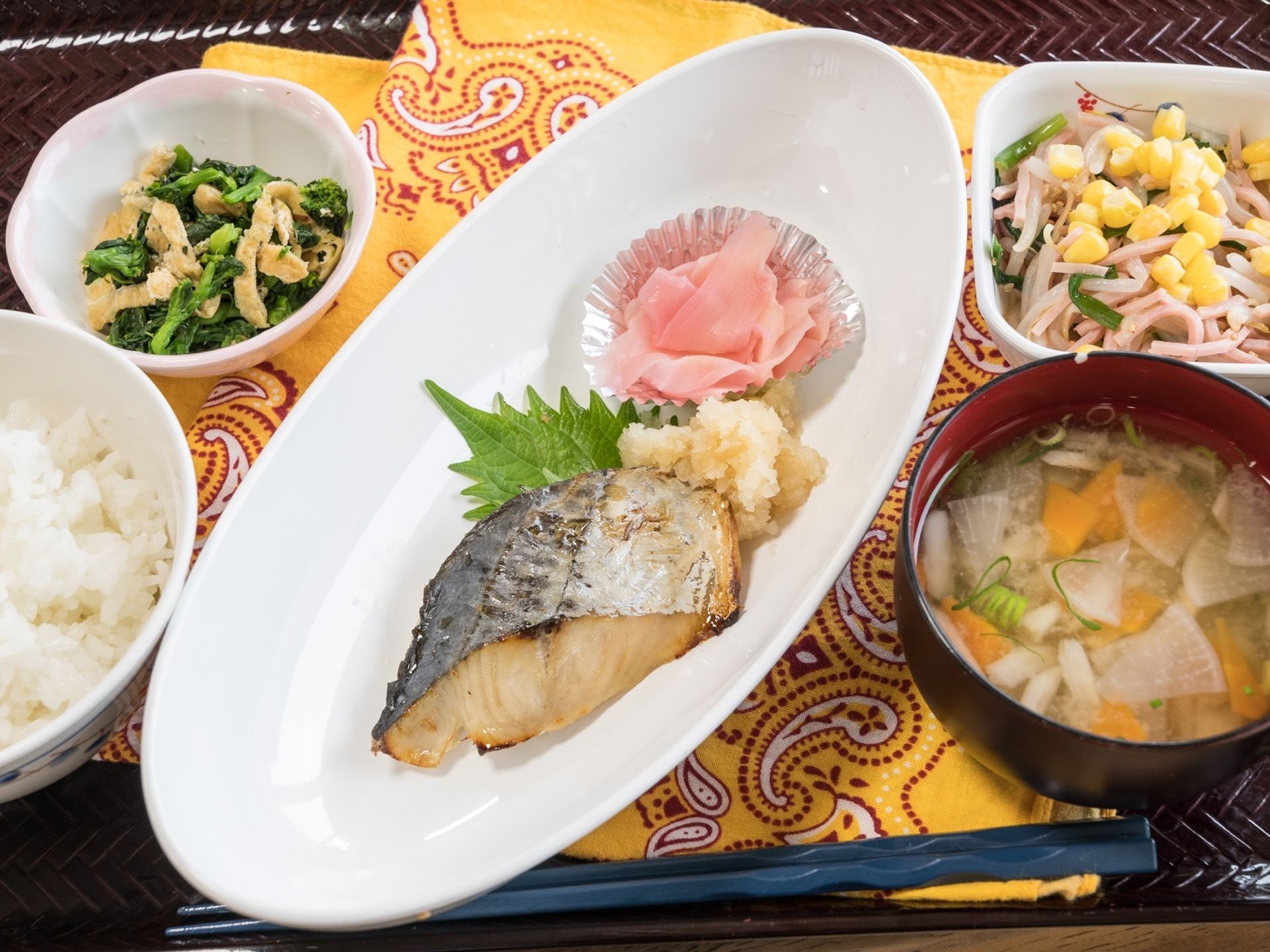 食事は、白米、味噌汁、お魚と大根おろし、サラダ、おかずが配膳されている。栄養のバランスと見た目にも気を配っている。