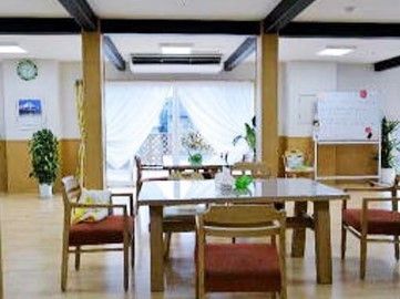 クッション地の深紅の座面がついた椅子が置かれている食堂