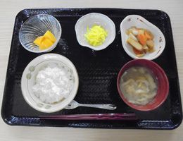 フルーツのデザートと煮物とご飯と味噌汁のセット