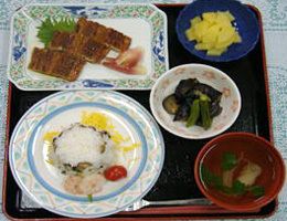 ちらし寿司とウナギのかば焼きと吸い物とフルーツのデザート