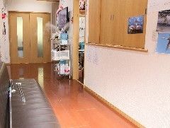 廊下は明るく広いスペースがある。車椅子をご利用の方も安心して移動することができる。ソファーがありくつろぐことができる。