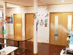 広々としており明るく、車椅子をご利用の方も余裕を持って移動することができるスペースを確保している。壁や柱に華やかな飾りが掲示されている。